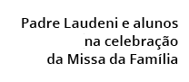 Padre Laudeni e alunos na celebra o da Missa da Fam lia