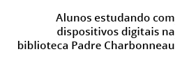 Alunos estudando com dispositivos digitais na biblioteca Padre Charbonneau