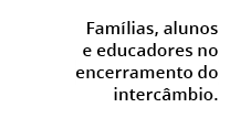 Fam lias, alunos e educadores no encerramento do interc mbio.