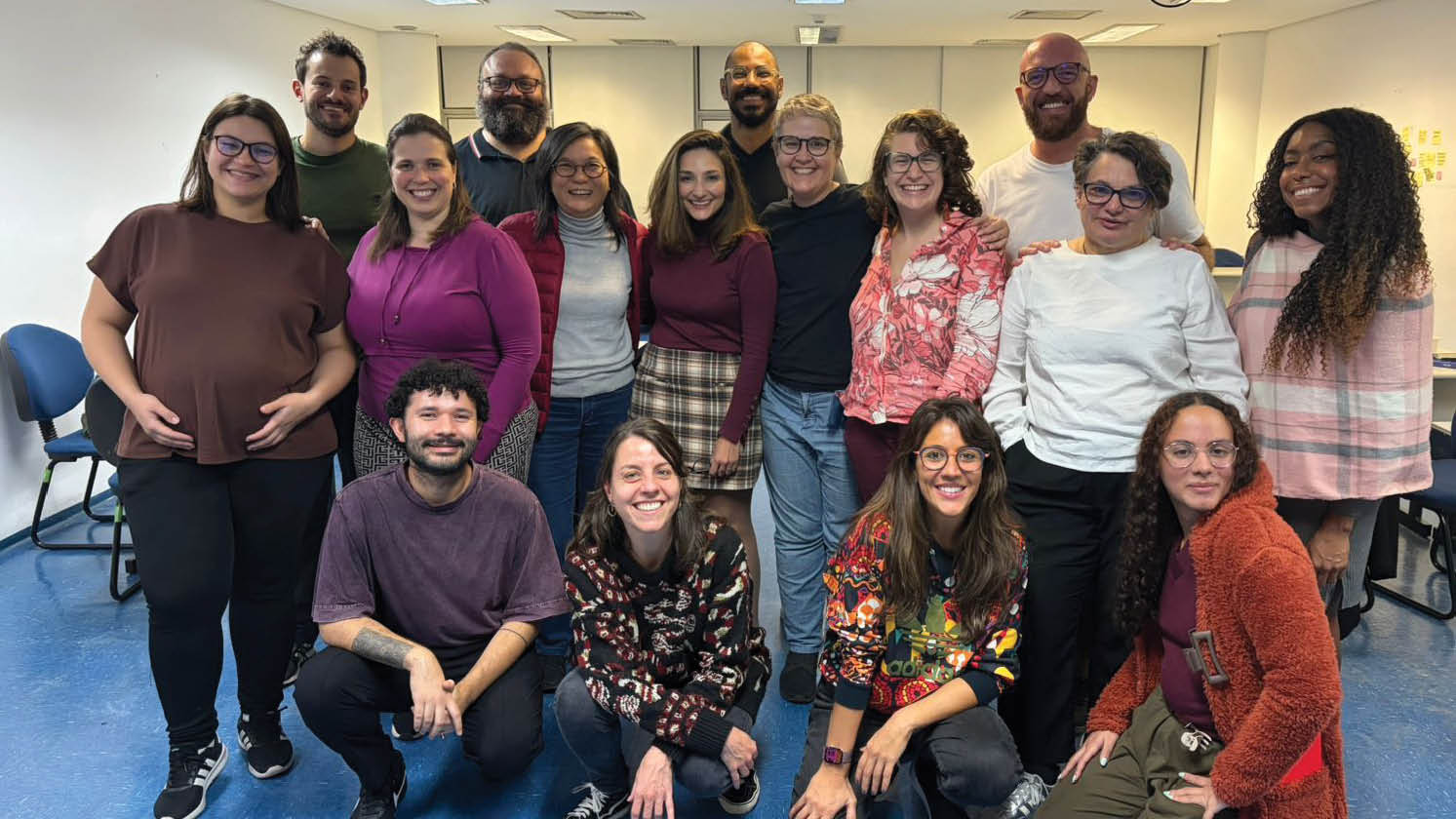 A group of people posing for a picture. Description generated by AI